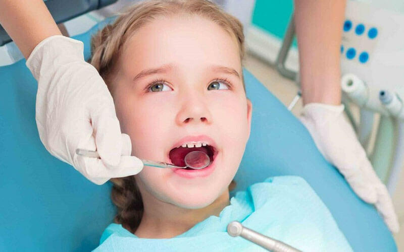 Trẻ em có trồng răng implant được không?